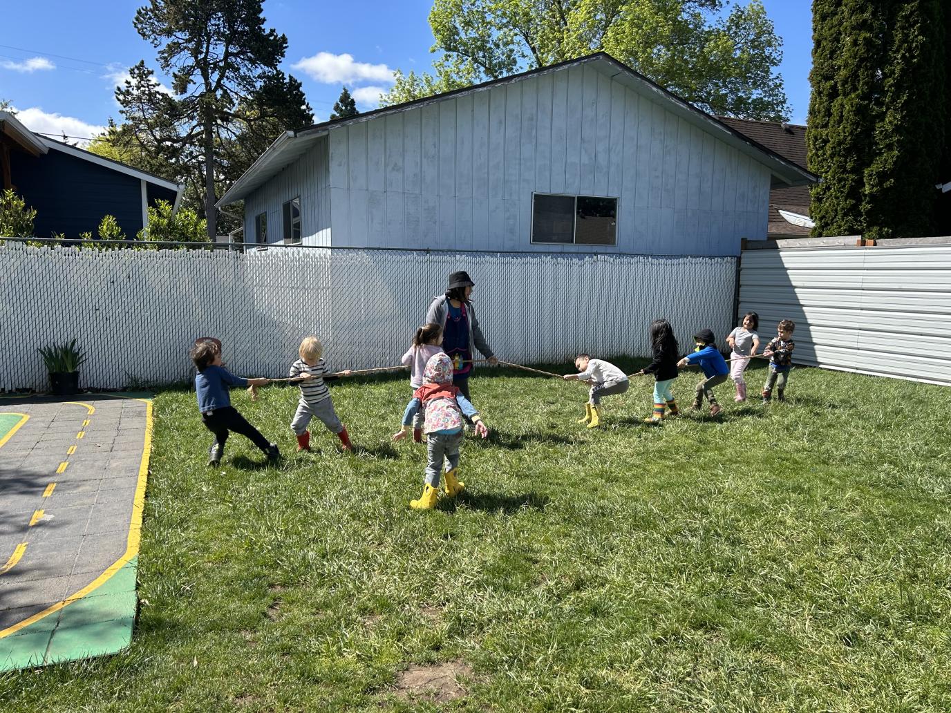 Kids playing tug-of-war at Pequeños Exploradores