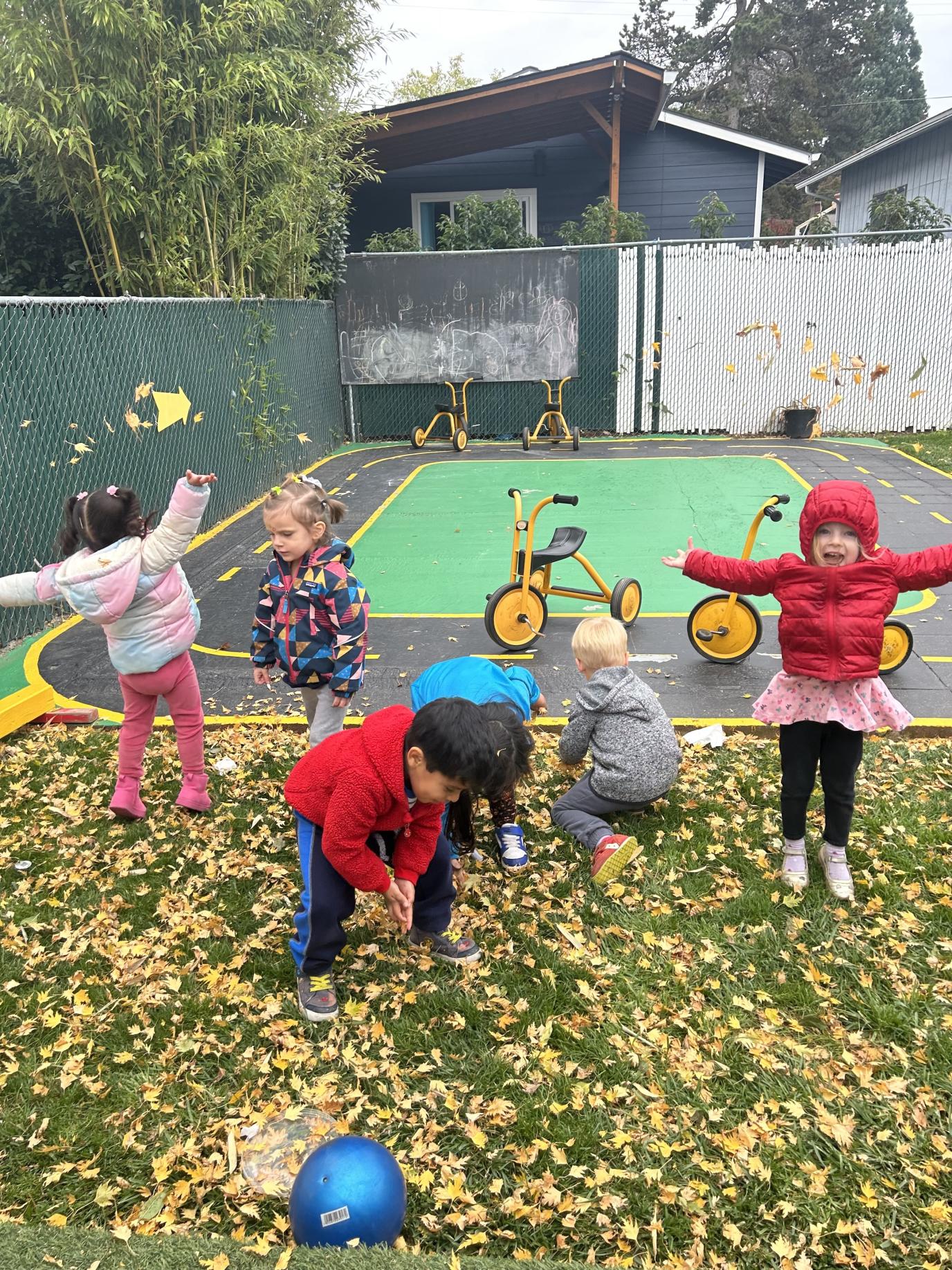 Kids in play area at Pequeños Exploradores